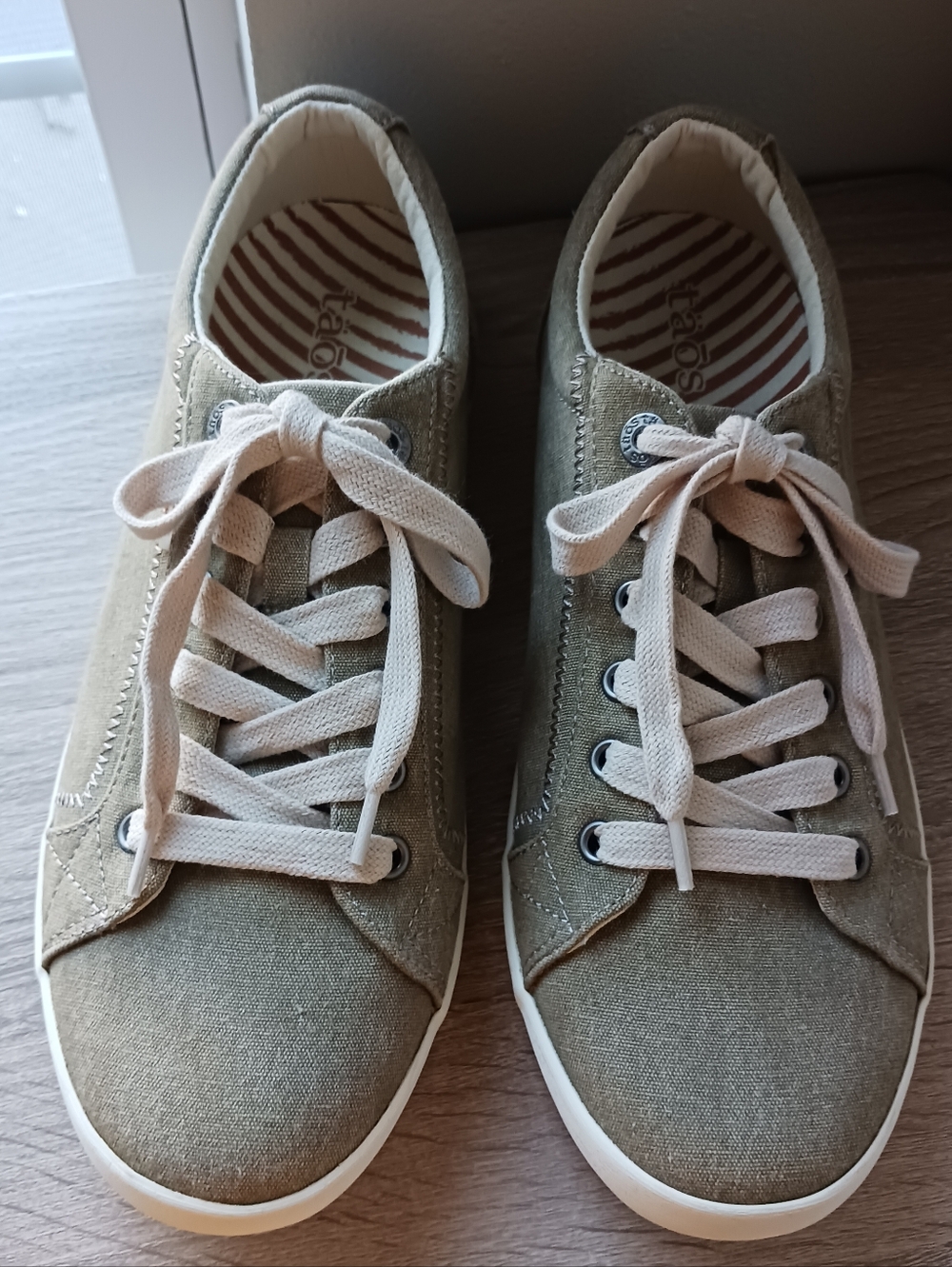 ๐ท NWOT Taos Star Khaki Canvas Lace-Up Sneakers ๐พ - Picture 3 of 16